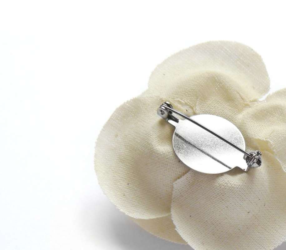 Ansteckblume "Leinenoptik" ca. 8cm - Rückseite